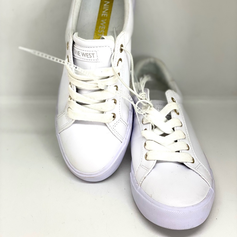 NINE WEST💥NEW~SOLD OUT💥Women’s White Sneakers Size 6M - Picture 2 of 7